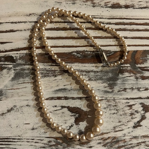 Vintage Faux Pearl Necklace 17” Made in Japan Graduated design - Picture 1 of 4